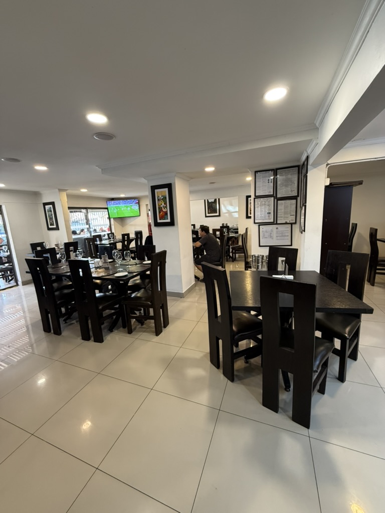 Salón principal con mesas elegantes en madera oscura