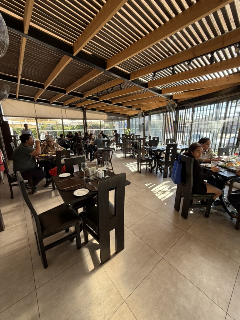Terraza con techo de madera y mesas amplias